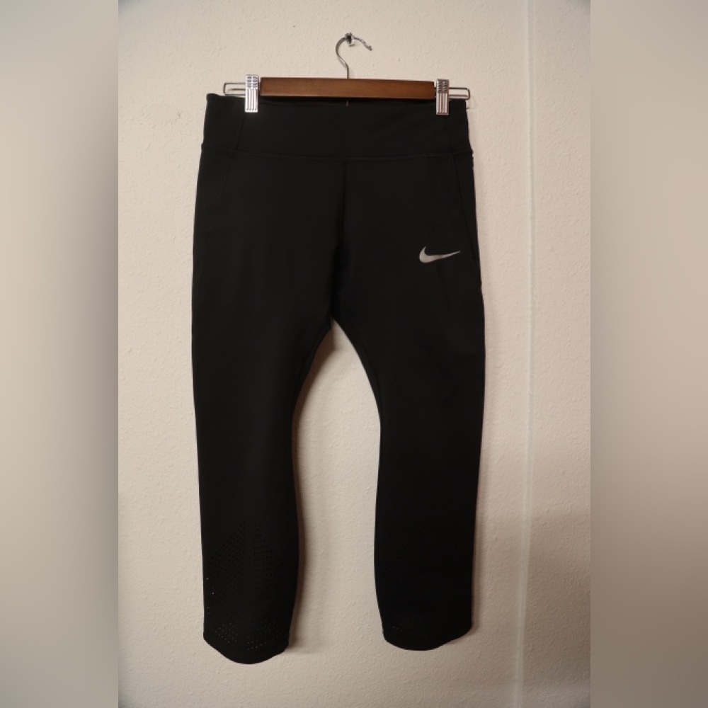 Nike Dri-Fit Women’s Cropped Leggings M — Laser Cut Venting, Reflective Swoosh
